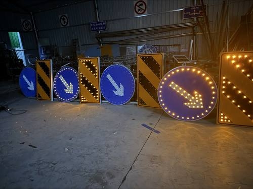 驻马店驻马店河南太阳能交通标牌 河南自发光交通路标牌厂家